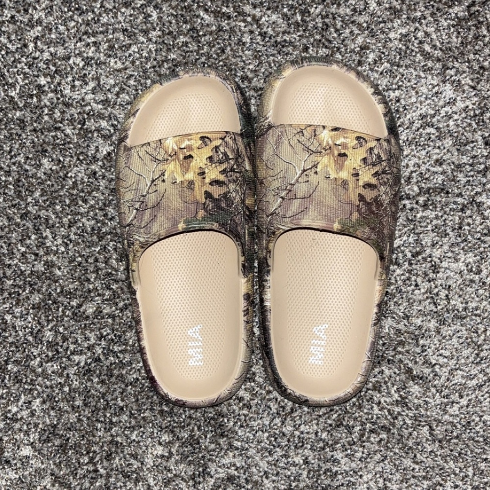 Women’s camo slides